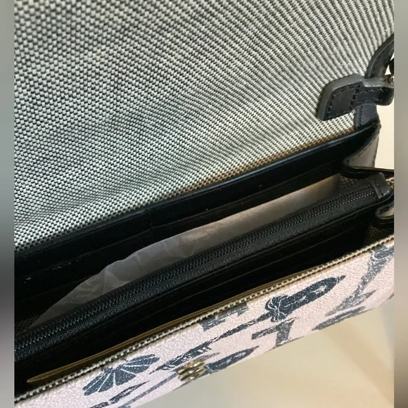 Dooney & Bourke /Disney Parks Wallet\Crossbody. NWT - Picture 5 of 8